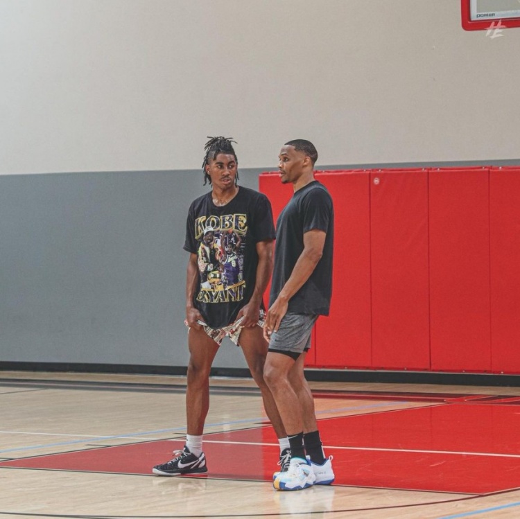 亚历山大与金·卡戴珊品牌续约3年，继续担任男性形象大使（亚历山大与金·卡戴珊旗下品牌续签三年，继续出任男士形象大使）