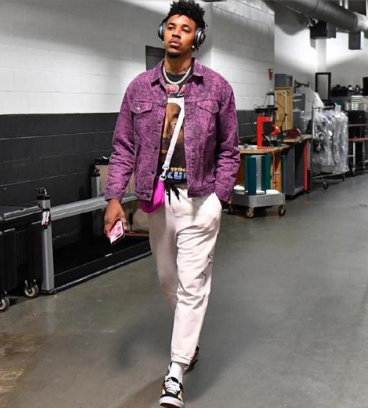 给你修修胡子，瓦科分享自己用剪刀剪克雷桑胡子的照片（瓦科晒照：亲自拿剪刀为克雷桑修胡子）