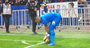 吉莱斯皮罚球制胜的秘诀：每日刻苦练习（吉莱斯皮罚球致胜的奥秘：每天坚持苦练）