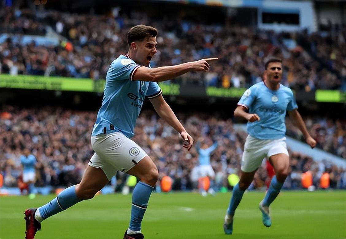 利物浦对施洛特贝克表现出浓厚兴趣，有望在2026年夏天转会，转会费可能达5000万英镑。（利物浦锁定施洛特贝克：2026年夏窗有望加盟，转会费或达5000万英镑）