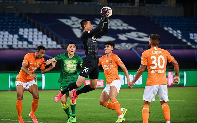 英超名宿齐批罗梅罗太疯狂：球队还有机会，这红牌完全没必要（英超名宿集体炮轰罗梅罗过于鲁莽：球队尚有转机，这张红牌毫无必要）