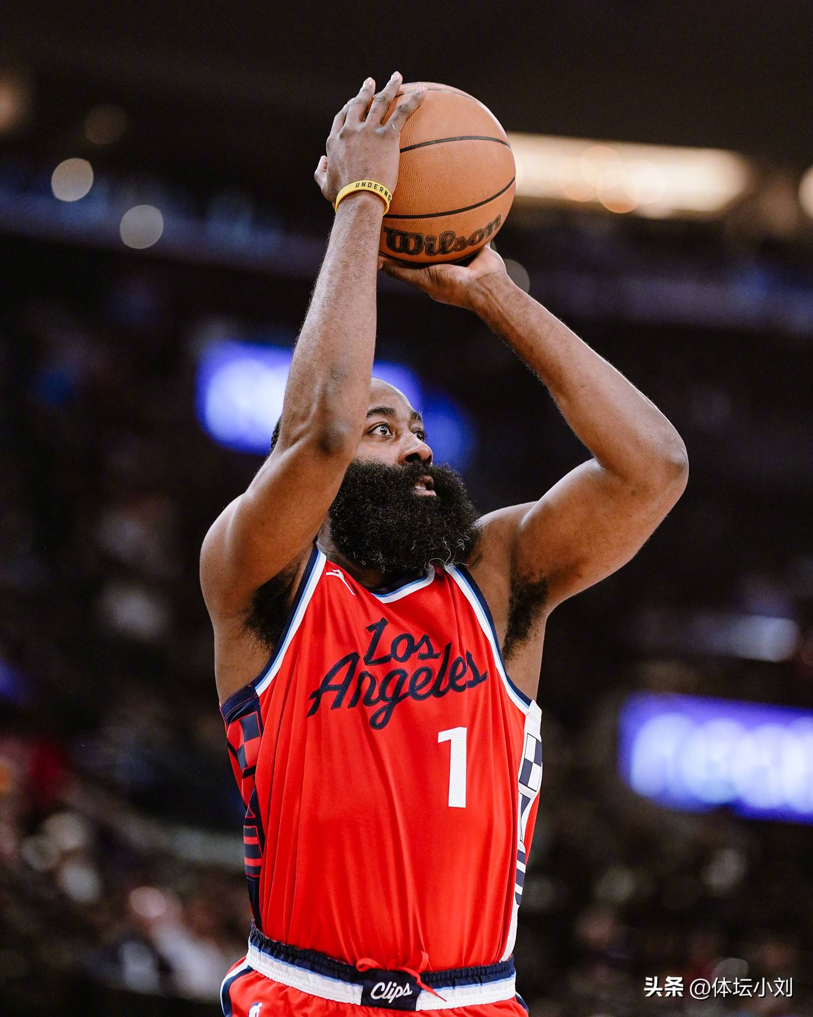 2025年球衣销量：亚马尔力压梅罗排第一；皇萨塔俱乐部前三（2025年球衣热卖榜：亚马尔超越梅罗夺魁，皇萨塔包揽俱乐部前三）