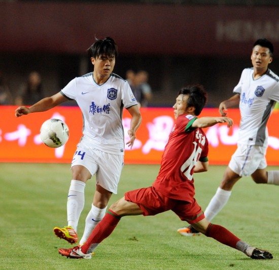坚毅的眼神！末节垃圾时间 狄龙坐在板凳上冷静盯着镜头（末节垃圾时间，狄龙板凳席冷静直视镜头，目光坚毅）