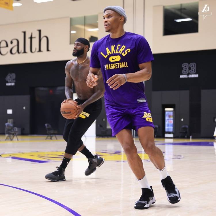 梅西：在巴黎足球层面我不太开心，一切都和我习惯的非常不同（梅西：在巴黎踢球并不快乐，许多方面与我的习惯大相径庭）