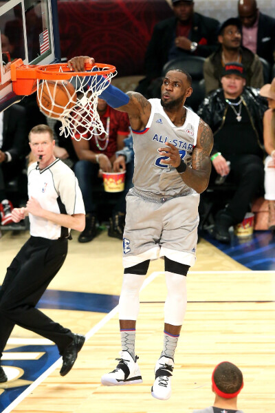 英超夺冠赔率更新：维拉冲至并列第三，阿森纳稳居第一（英超冠军赔率最新榜：阿森纳稳居榜首，维拉跃升至并列第三）