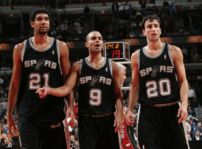 皇马官方：完成欧冠前最后一练，姆巴佩、卡马文加在室内训练（皇马通报：欧冠前最后一练收官，姆巴佩与卡马文加在室内训练）