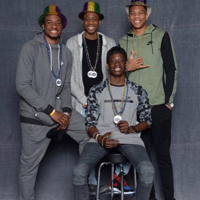 雄鹿替补席发光表现抢眼（雄鹿替补群闪耀，表现亮眼）