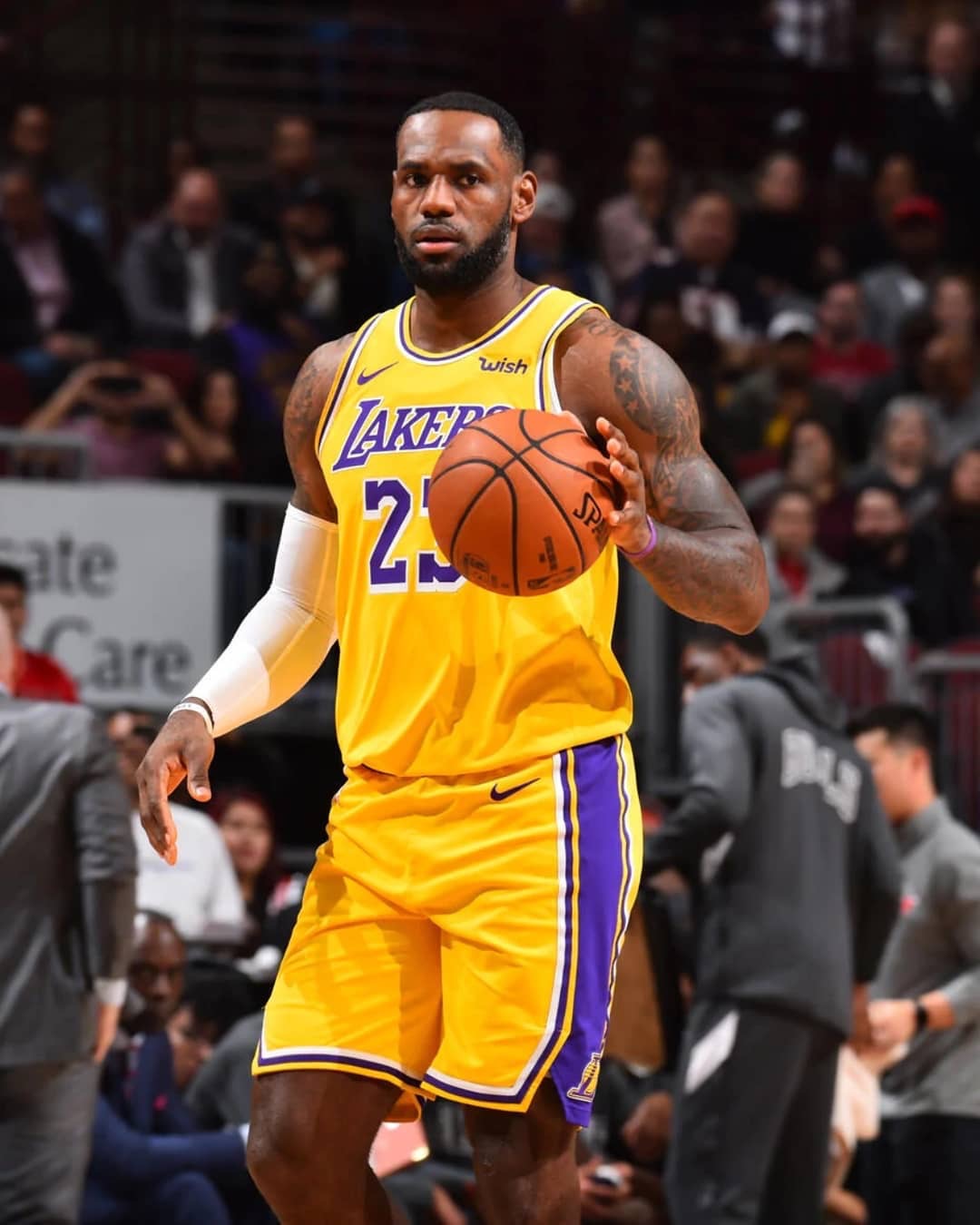 维拉社媒调侃曼联蓄发哥：10连胜！都够那哥们剪两次头发了（维拉社媒揶揄曼联“蓄发哥”：10连胜的功夫，他都能剪两次头了）